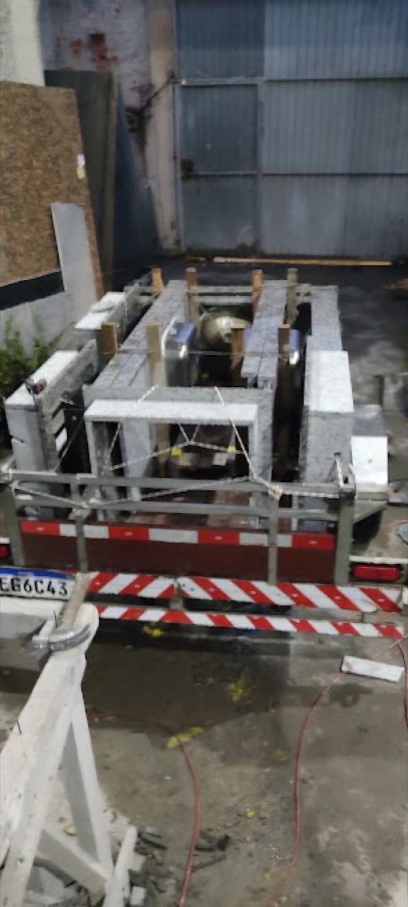 Caminhão carregado com peças de granito prontas para entrega